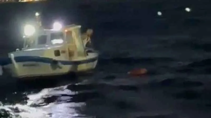 Üsküdar'da denize düşen vatandaşı balıkçılar kurtardı