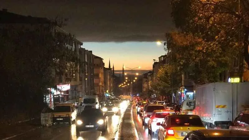 Şiddetli yağış ve fırtına hayatı felç etti