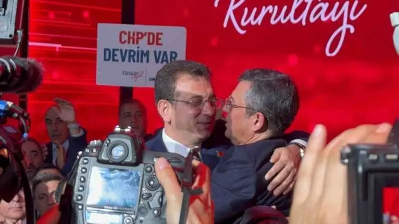 Özgür Özel: "Salondan 130 milletvekilimizle el ele omuz omuza çıkıyorum"