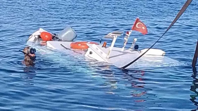 Bandırma'da çıkan fırtına tekneleri alabora etti