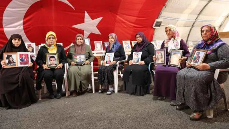 Evlat nöbetindeki annelerden çocuklarına 'teslim ol' çağrısı