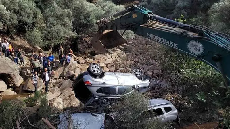 Aydın'da sele kapılan araçlar kurtarılıyor