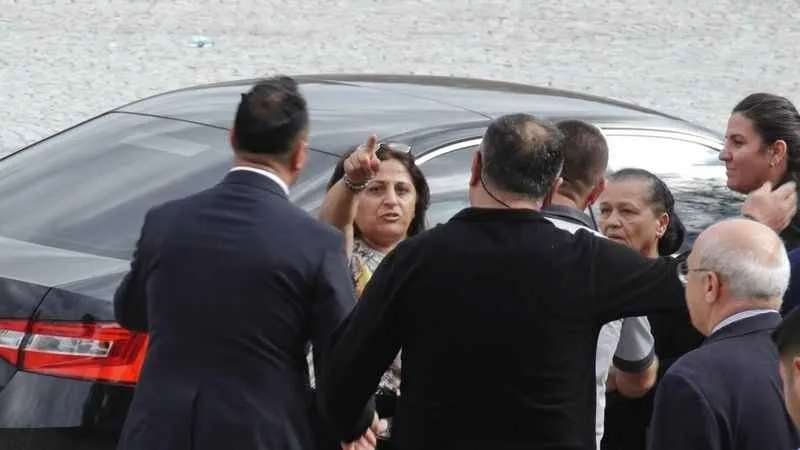 CHP Genel Başkanı Özel’e ilk gününde protesto: “Kılıçdaroğlu sana ekmek yedirdi”