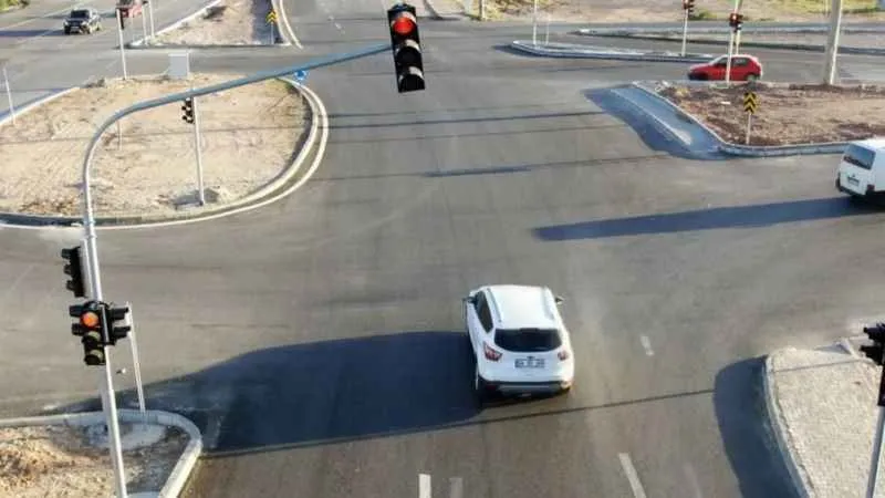 Aksaray'da kırmızı ışıkta geçen sürücüler dron ile görüntülendi