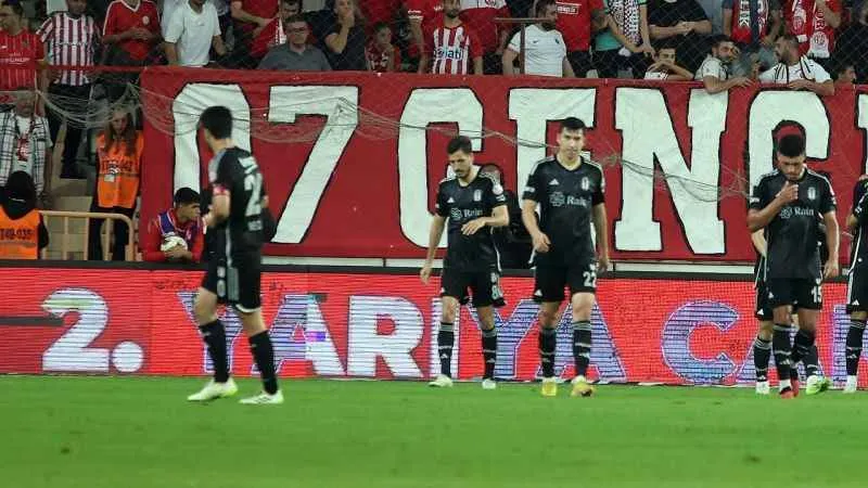 Beşiktaş içeride başka dışarıda başka