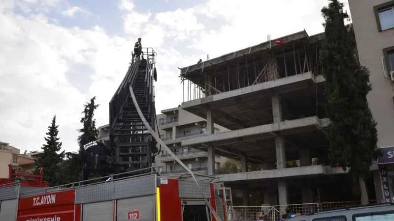 Çatıya çıkan şahsı, gazeteci ve polisler ikna etti