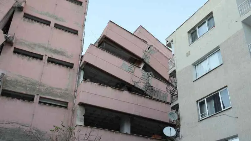 İzmir’de yıkımı yapılan lise yan yattı, 3 apartman boşaltıldı