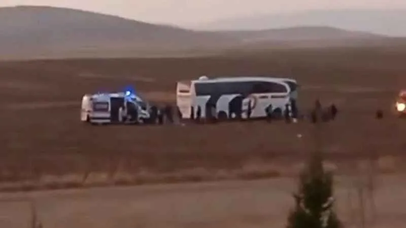 Konya'da yolcu otobüsü traktöre çarptı: 8 yaralı