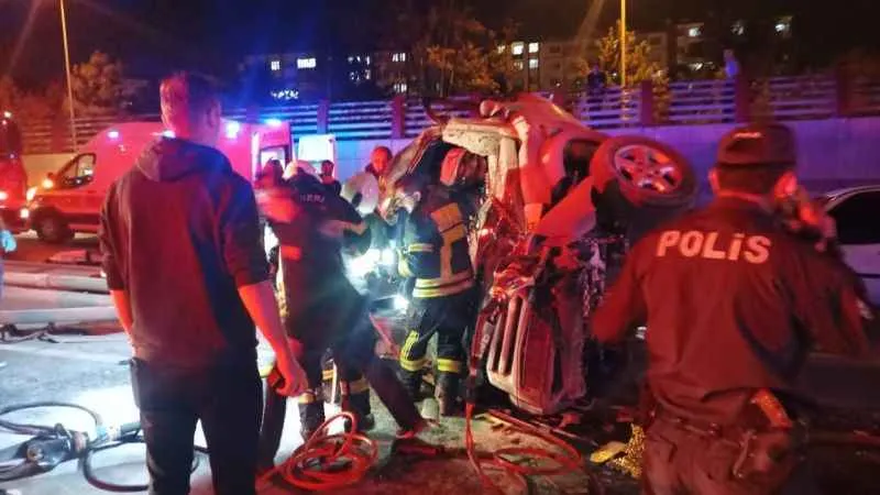 Kayseri'de kazaya bakmak isterken aracı direğe çarpıp takla attı: 5 yaralı