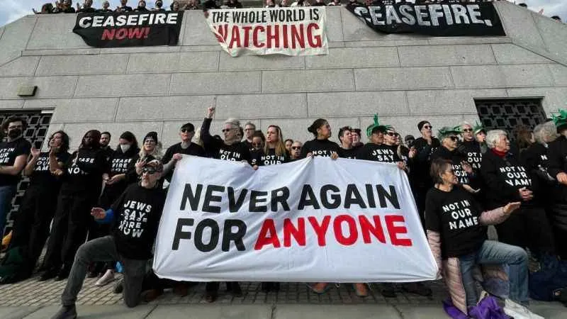 Yahudi gruptan Özgürlük Heykeli önünde Filistin’e destek eylemi