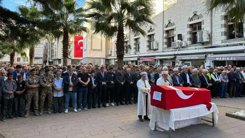 Motosiklet kazasında hayatını kaybeden polis memuru Yavuz Akyüzlü son yolculuğuna uğurlandı