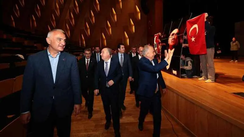 Bakan Ersoy’dan bilim, kültür ve sanat merkezine tam not