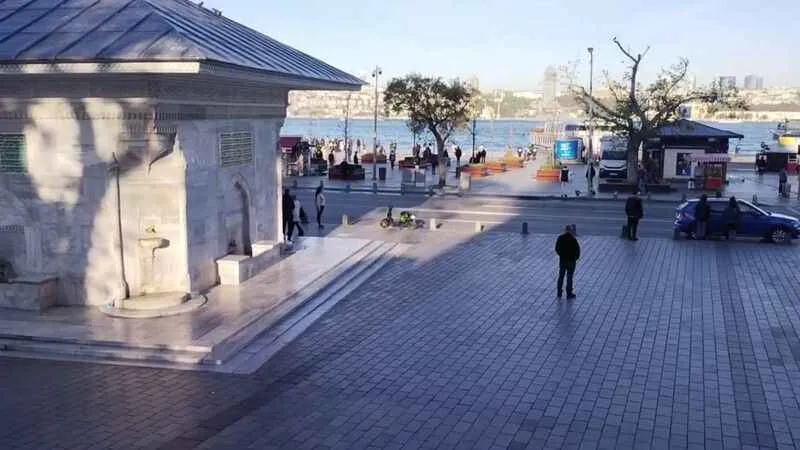 Saat 9'u 5 geçe İstanbul’da Ata’ya saygı duruşu