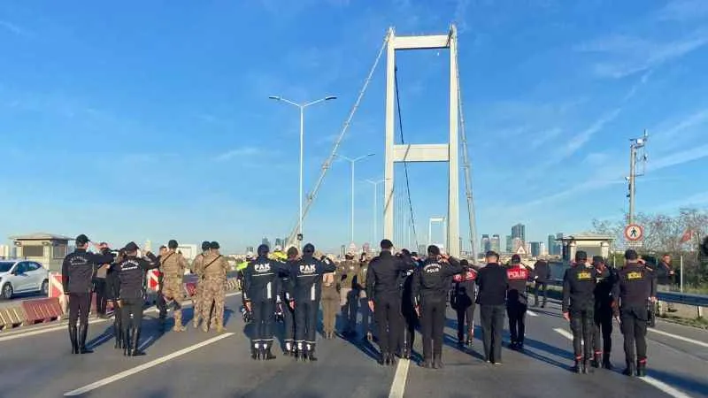 15 Temmuz Şehitler Köprüsü’nde Ata'ya saygı duruşu