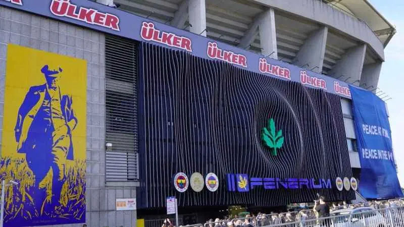Atatürk'ün portresi Ülker Stadı'nda resmedildi