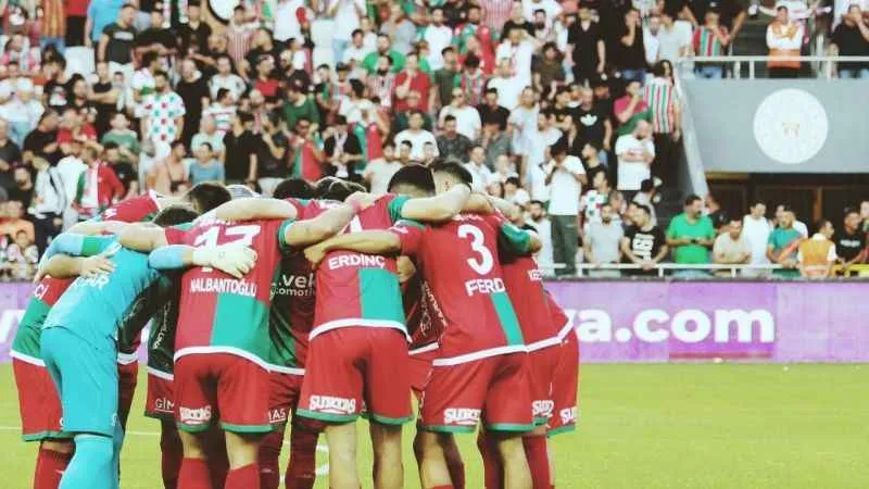 Karşıyaka taraftarı stadını istiyor