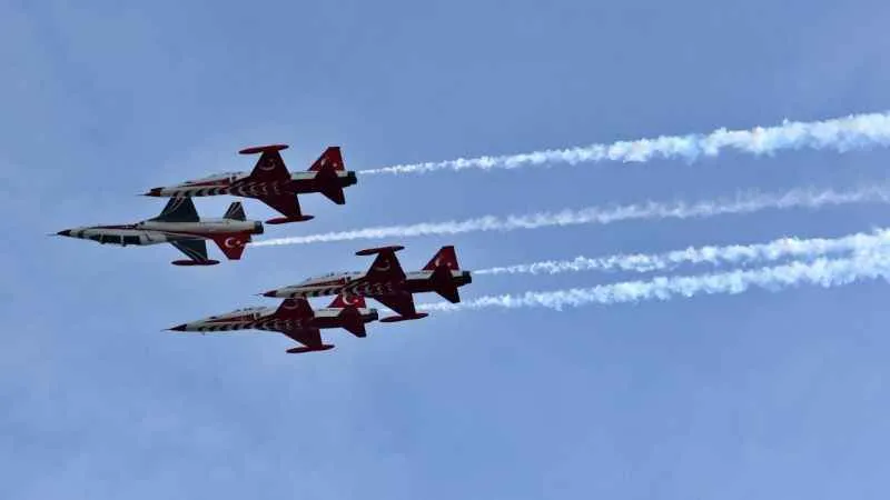 Türk Yıldızları'nın gösterisi nefes kesti