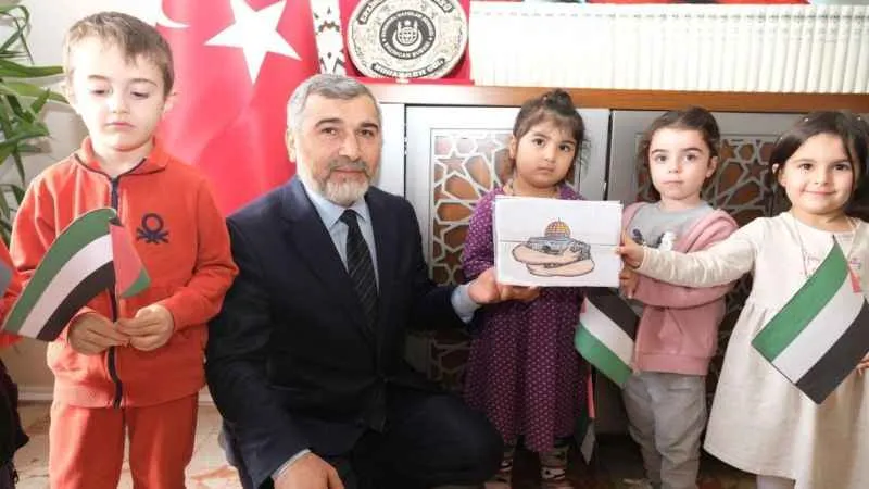 Kur’an kursu talebeleri harçlıklarını Filistin’e yolladı