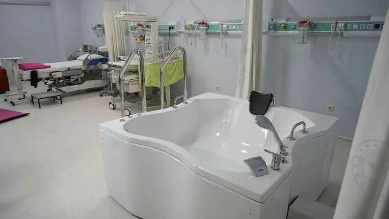 Anne adaylarına ilaçsız, ağrı azaltan doğum yöntemi