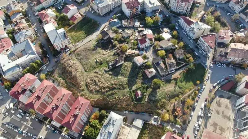 Üstüne mahalle kurulan höyük araştırılmayı bekliyor