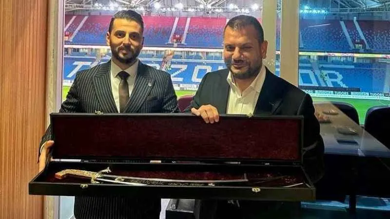 Trabzonspor Başkanı Ertuğrul Doğan’a isminin yazılı olduğu işlemeli kılıç hediye edildi