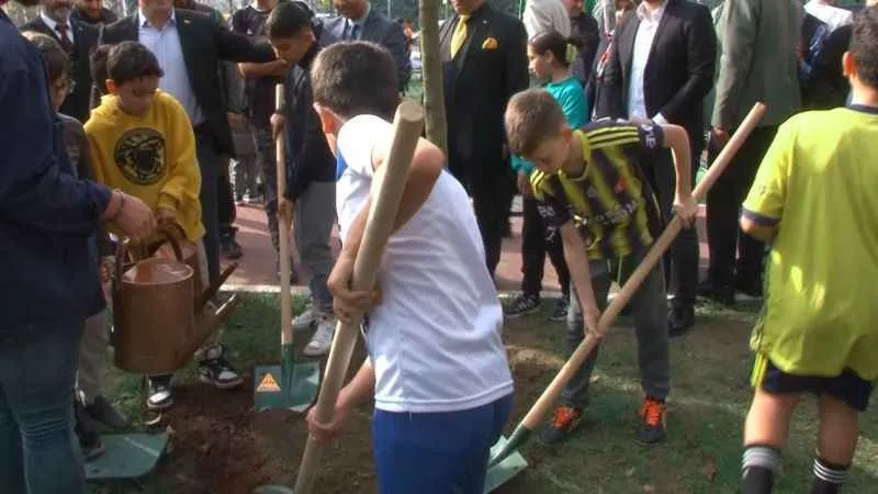 Beyoğlu İstiklal Mahalle Bahçesi açılışında onlarca fidan dikildi