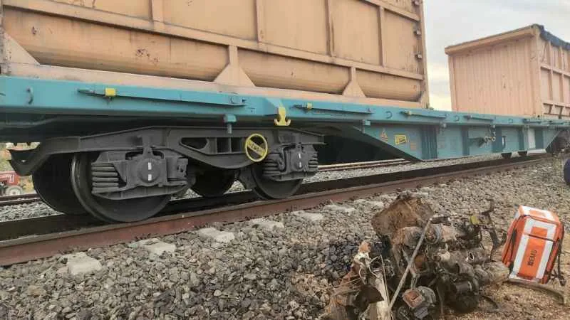 Yük trenini traktöre çarptı: 1 ölü, 1 yaralı