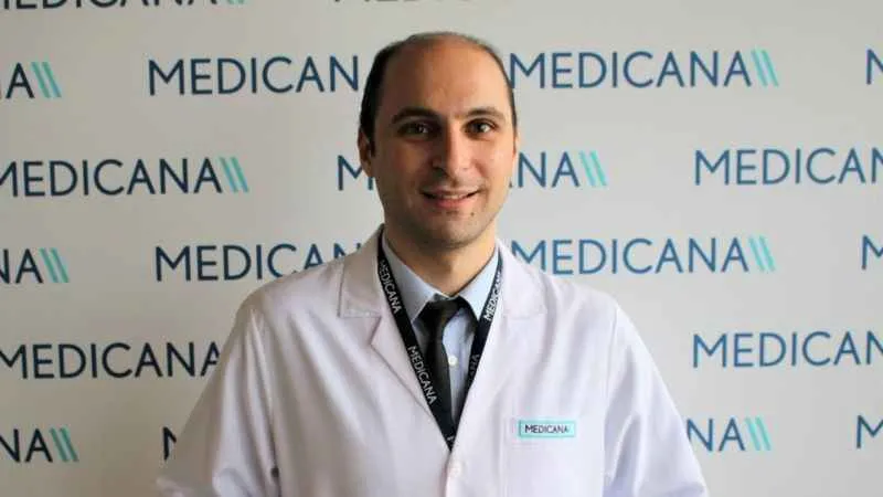 1 tatlı kaşığı boğaz ağrısına şifa oluyor