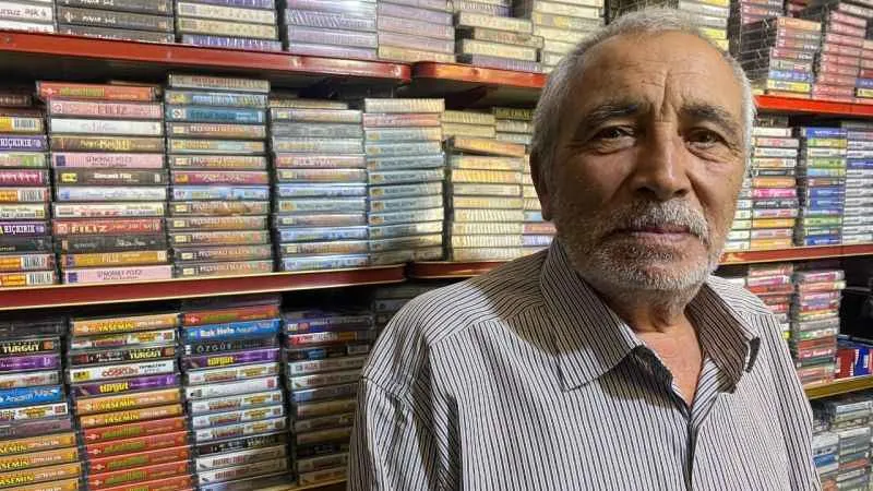 Kaset satarak 45 yılını geçirdi, ölene kadar da satmaya devam etmek istiyor