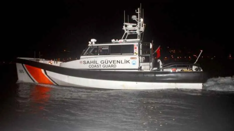 Göçmen botundaki bebek denize düştü