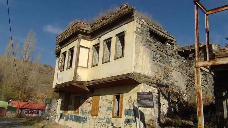 Kars'ta 19. yüzyıla ait paşa konağı yıkılmayla karşı karşıya