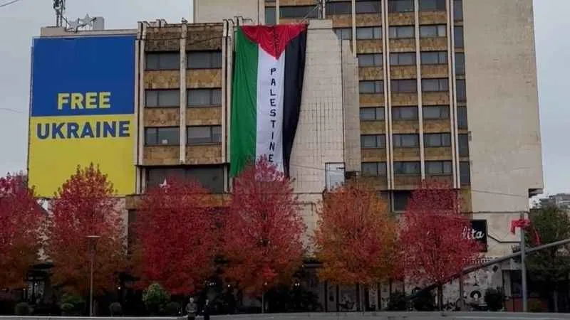 Kosova’nın tarihi oteline dev özgür Filistin bayrağı asıldı