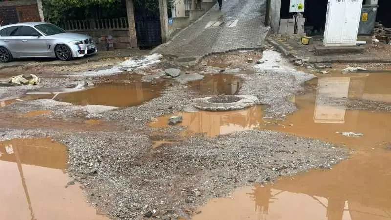 Milas’ta şiddetli yağış hayatı felç etti