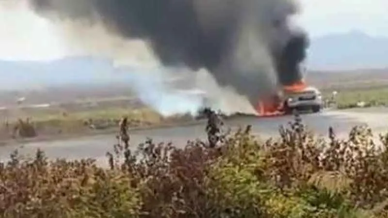 Park halindeki otomobil alev alev yandı