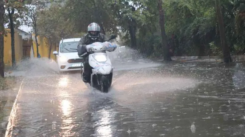 İzmir'de yağış sokakları göle çevirdi