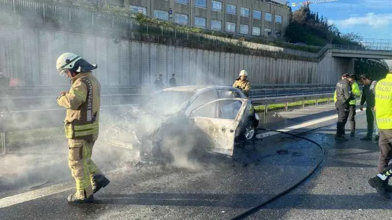 Seyrantepe’de seyir halindeki otomobil alevlere teslim oldu