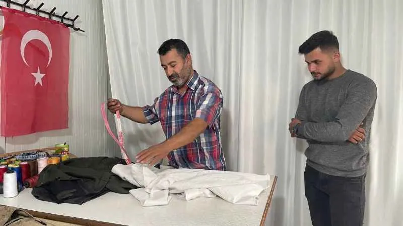 Depremzede terzi mesleğine konteynerde devam ediyor