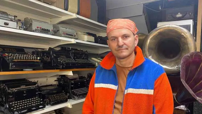 Unutulmaya yüz tutmuş antikaları tamir ediyor