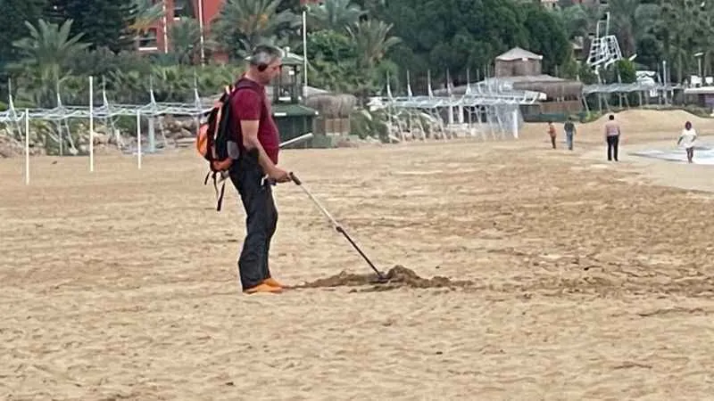 Turistlerin çekildiği plaj define avcılarına kaldı: "Ne bulursak kar"