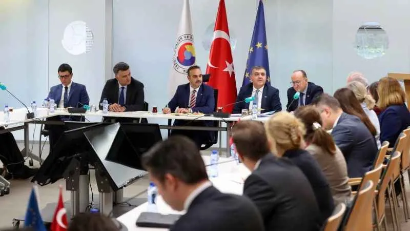 Bakan Kacır, Belçika’da STK ve iş dünyası çatı kuruluşlarının temsilcileriyle bir araya geldi