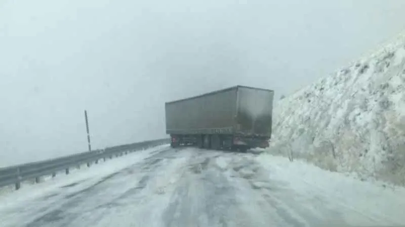 Sahara Geçidi'nde ulaşıma kar engeli