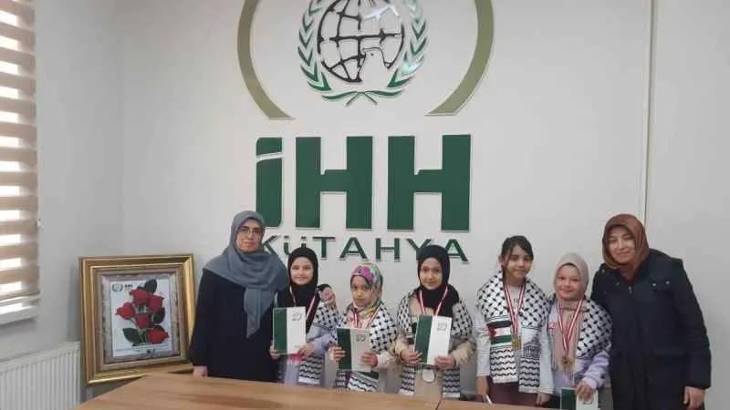 Kütahya’da genç kızlar evlerindeki eşyaları satıp parasını Gazze’ye bağışladılar