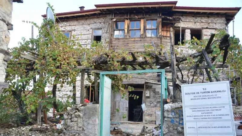 Antalya’nın düğmeli evlerinde restorasyon başladı