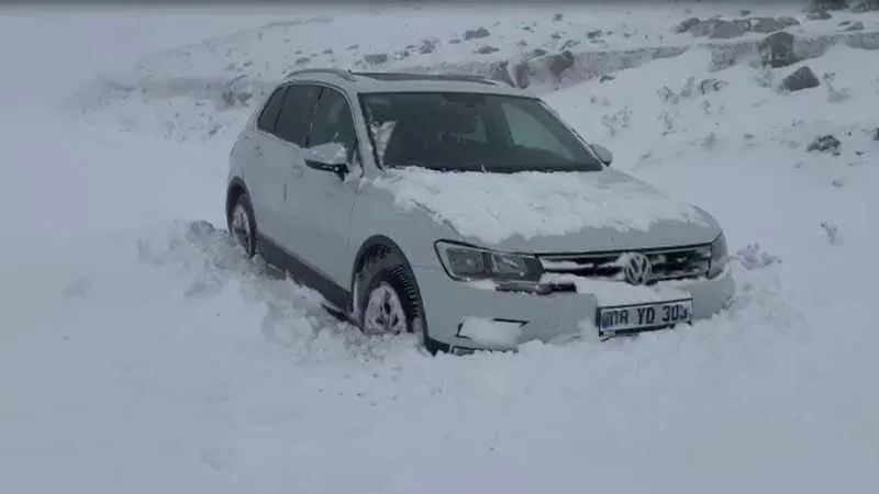 Ardahan'ın yüksek kesimlerinde kar yağışı: Araçlar yolda kaldı