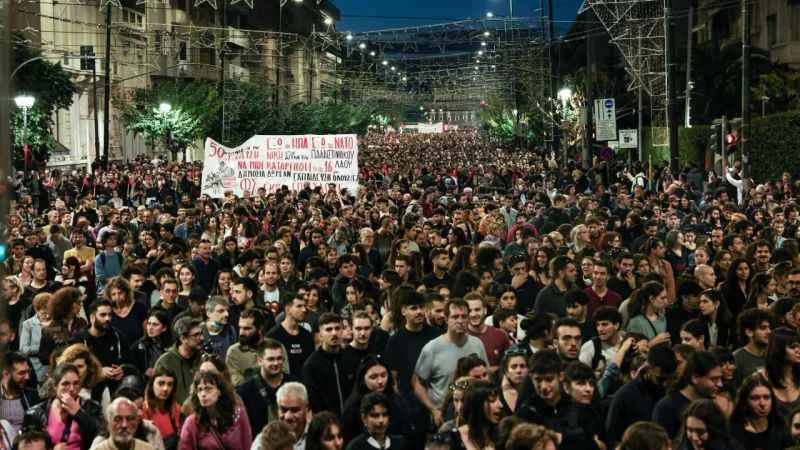 Atina'da 1973 ayaklanmasının 50. yılında binlerce gösterici ABD Büyükelçiliğine yürüdü