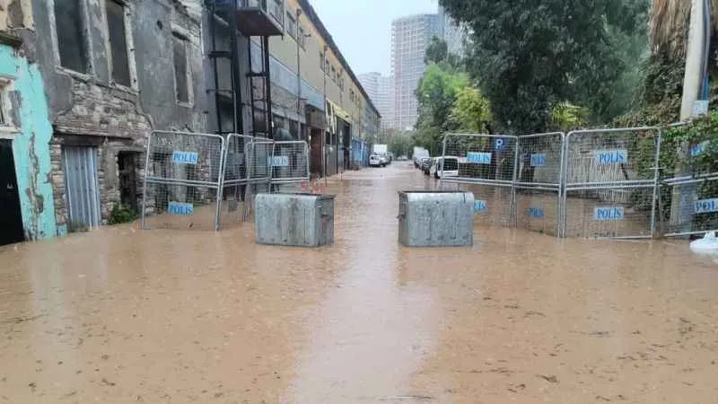 İzmir'de şiddetli sağanak caddeleri göle çevirdi
