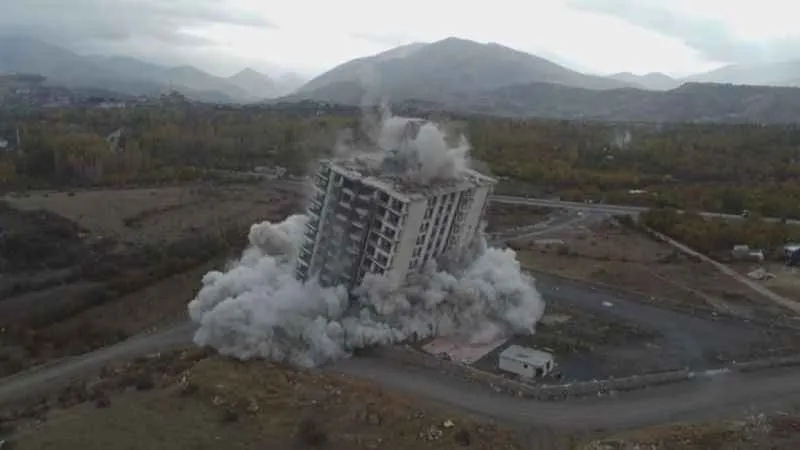 Malatya’da 16 katlı ağır hasarlı bina patlayıcıyla yıkıldı