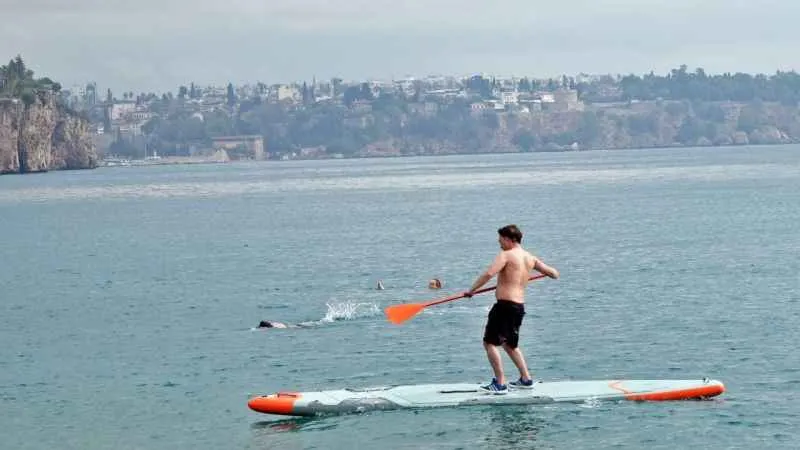 Sarı ve turuncu kodla uyarılan Antalya’da deniz keyfi