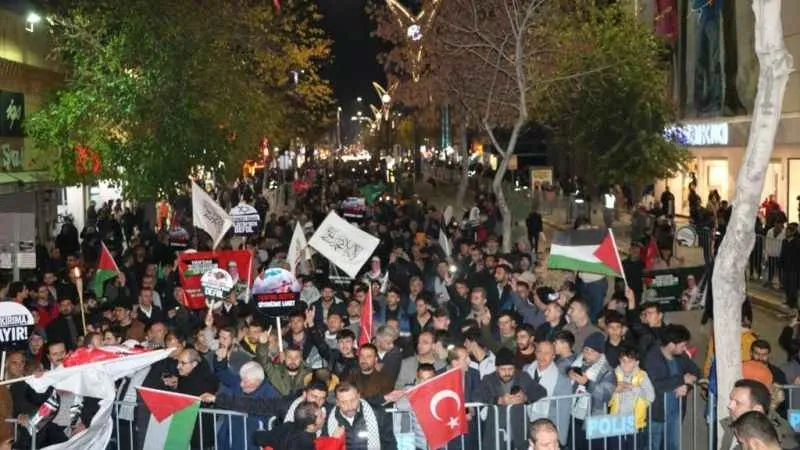 Van’da Gazze için meşaleli yürüyüş