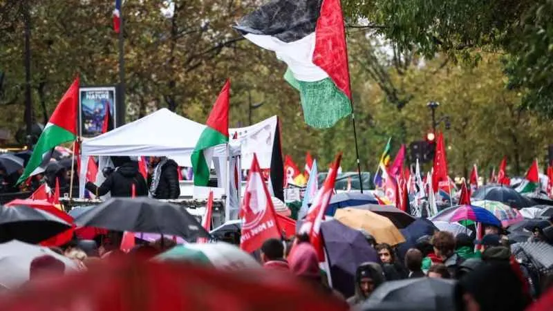 Fransa’da Filistin’e destek gösterisi: 60 bin kişi sağanak yağışa rağmen yürüdü